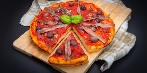 Pizza fatta in casa con alici o con filetti di tonno